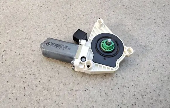 Mercedes-Benz SLK R172 Front door window regulator with motor A2078200542