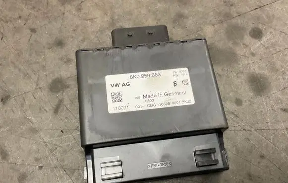 Audi A5 8T 8F Voltage converter/converter module 8K0959663