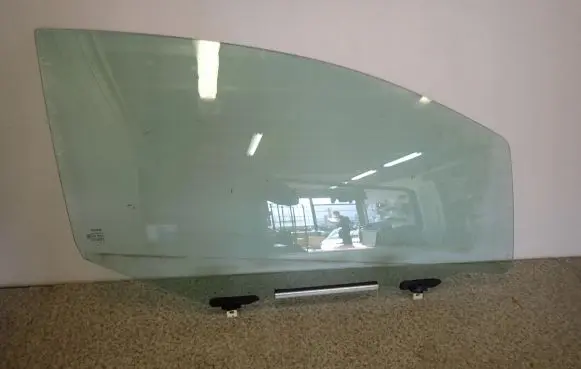 Toyota Yaris Sliding door window/glass 