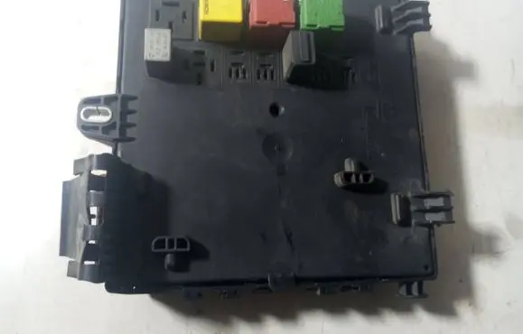 Opel Zafira B Fuse box set 13205777 519165005 03101252