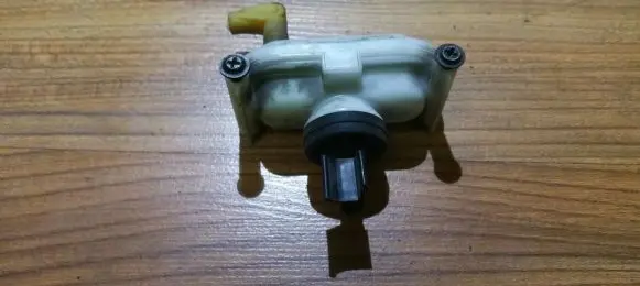 Volkswagen PASSAT B3 Central locking vacuum pump 357862153a