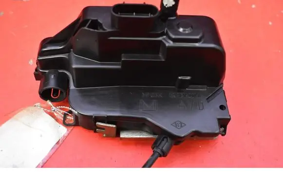 Nissan Primera Front door lock 050060