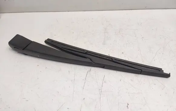 Rear wiper blade arm
