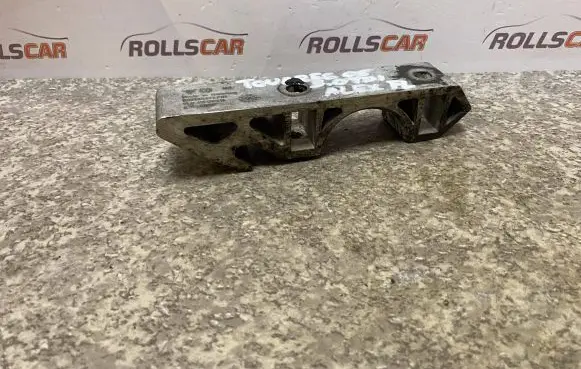 Volkswagen Touareg I Engine mounting bracket 7L0411063B