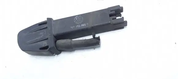 Windshield washer spray nozzle