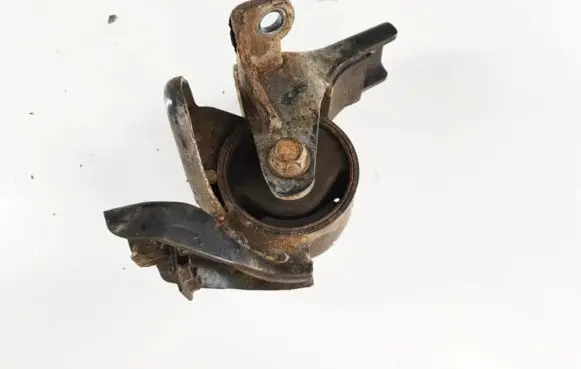 Hyundai Matrix Engine mount bracket