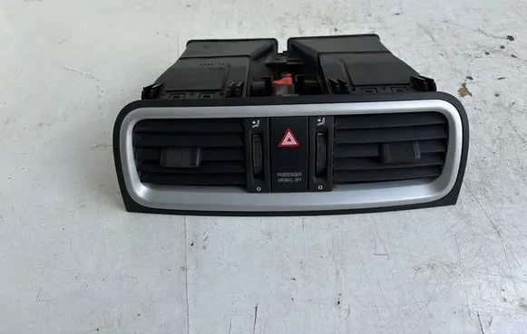 Skoda Fabia Mk2 (5J) Dash center air vent grill 5J0820951