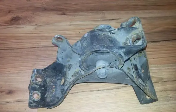Mazda MX-3 Engine mount bracket