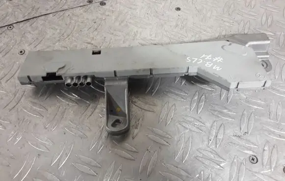Mercedes-Benz CLS C219 Aerial antenna amplifier A2198200189