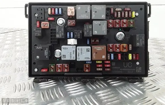 Opel Astra J Fuse module 13368645
