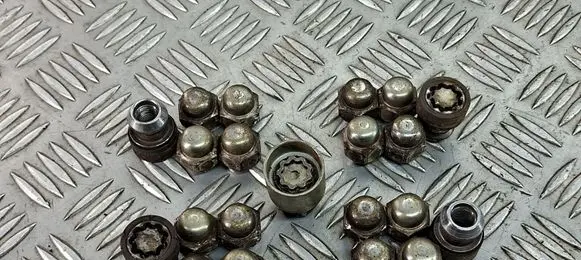 Nissan X-Trail T32 Nuts/bolts 