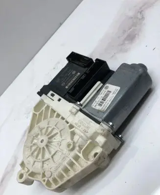 Volkswagen PASSAT B6 Front door window regulator motor 1K0959701P 981240350 981676113