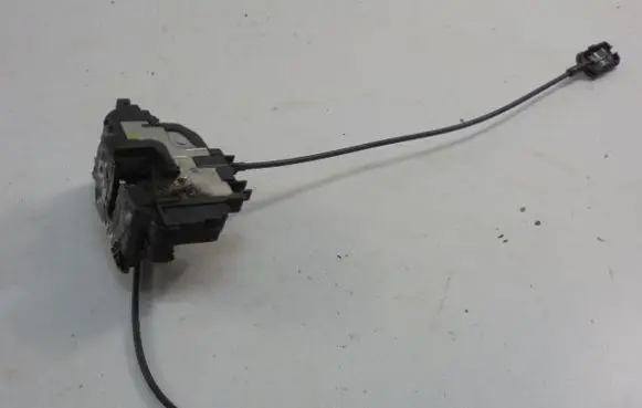 Renault Clio III Front door lock 