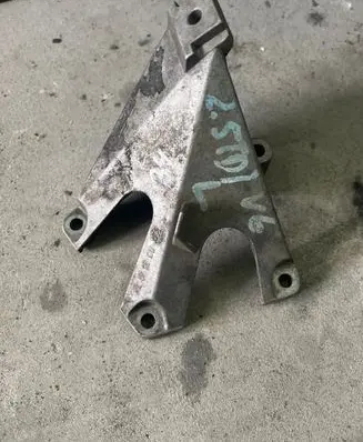 Audi A4 S4 B7 8E 8H Engine mounting bracket 8E0199307