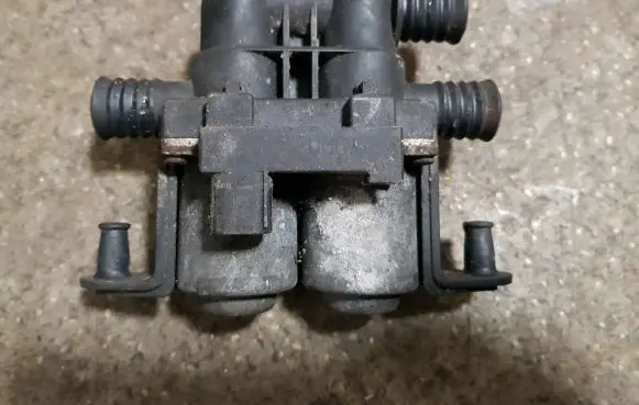BMW 5 E39 Coolant heater control valve 8374995 1147412137