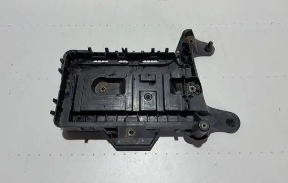 Volkswagen PASSAT B7 Battery tray 1K0915333