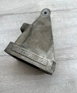 Engine mounting bracket