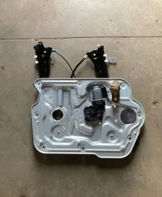 Nissan Qashqai+2 Front door window regulator with motor 