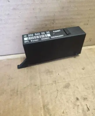 Mercedes-Benz C W202 Light module LCM 2025420232 332824 94M07