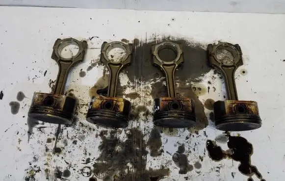 Suzuki Grand Vitara II Piston with connecting rod