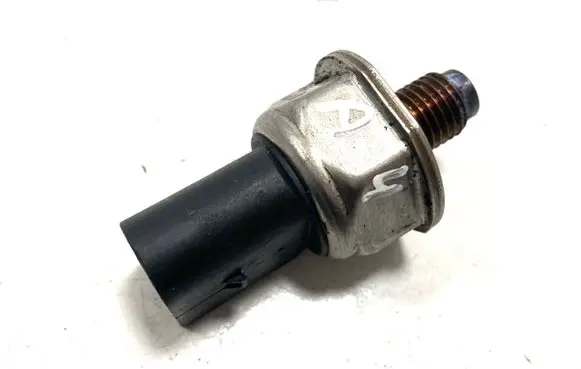 Audi A4 S4 B7 8E 8H Fuel pressure sensor 059130758E 55PP0901