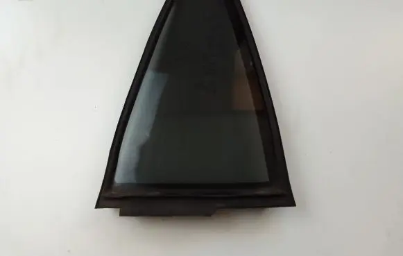 Toyota RAV 4 (XA40) Rear vent window glass 6818942050