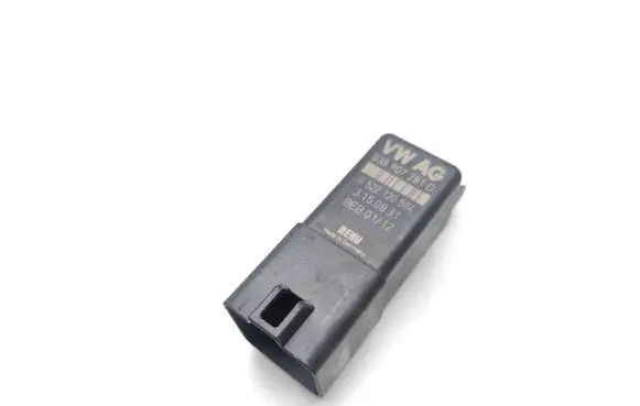 Volkswagen Tiguan Glow plug pre-heat relay 038907281D 0522120504
