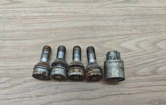 Volvo XC60 Anti-theft wheel nuts and lock 