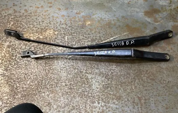 Volkswagen Jetta V Front wiper blade arm 1K5955410B 1Q1955409