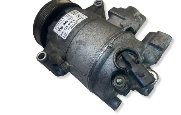 Volkswagen Golf VI Air conditioning (A/C) compressor (pump) 5N0820803A
