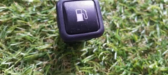 Volkswagen Golf IV Fuel tank opening switch 3B0959833A