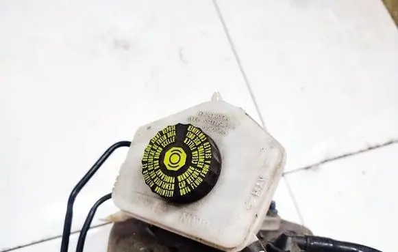 BMW 3 F30 F35 F31 Brake fluid reservoir 