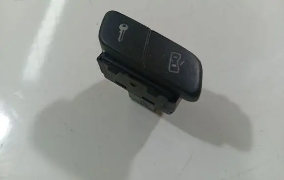 Volkswagen Polo IV 9N3 Central locking switch button 6q1962125