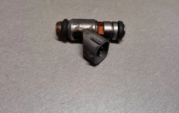Volkswagen Golf IV Fuel injector 036031G