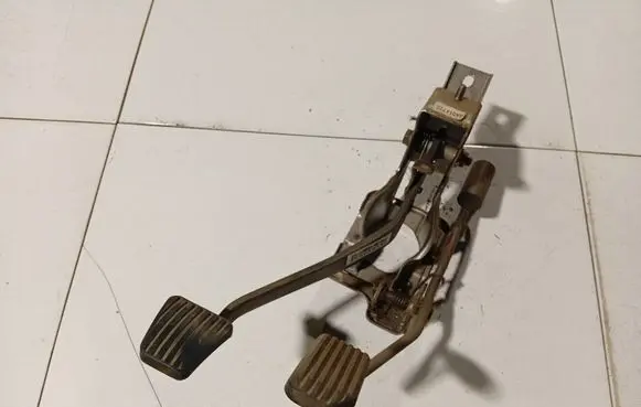 Chevrolet Aveo Brake pedal 