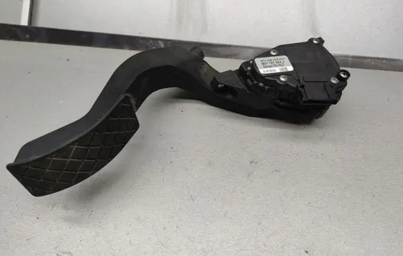 Volkswagen PASSAT B5.5 Accelerator throttle pedal 8D1721523J