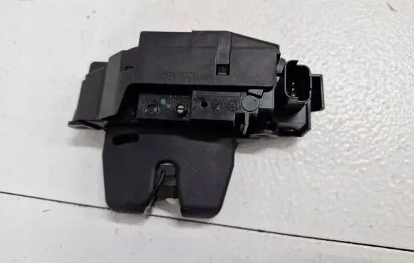 Peugeot 308 Tailgate exterior lock 9804762080