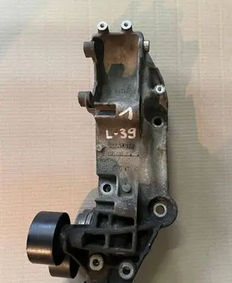 Opel Vivaro Generator/alternator bracket 117103585R