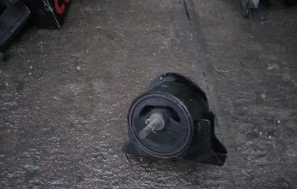 Nissan Primera Engine mount bracket