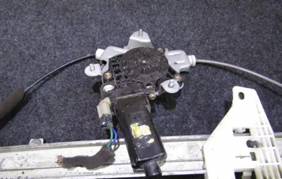 Hyundai Accent Front door window regulator motor