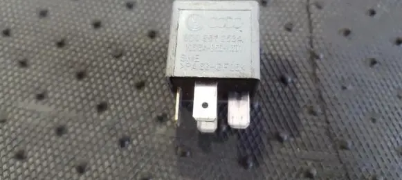 Volkswagen PASSAT B5.5 Other relay 8D0951253A V23134-B52-X301