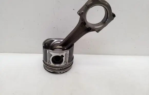 Opel Astra H Piston with connecting rod P885