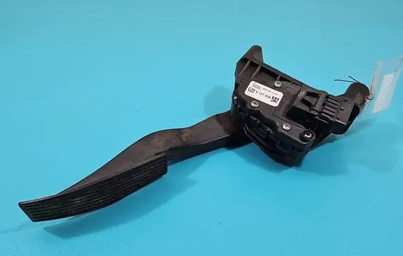 Accelerator throttle pedal