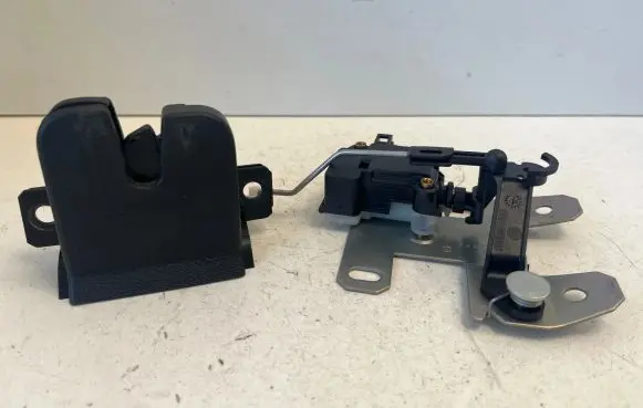 Volkswagen Touareg I Tailgate/trunk/boot lock/catch/latch 7L6827425A