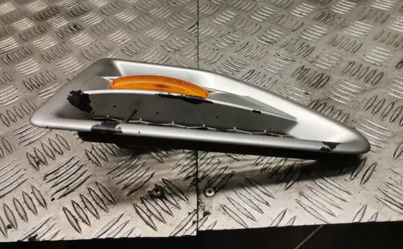 Front fender indicator light