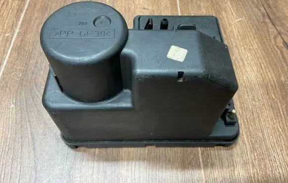 Mercedes-Benz E W124 Central locking vacuum pump 1248001348