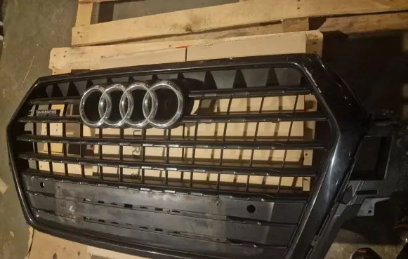 Audi Q7 4M Front bumper upper radiator grill 4M0853651F 4M0853037C
