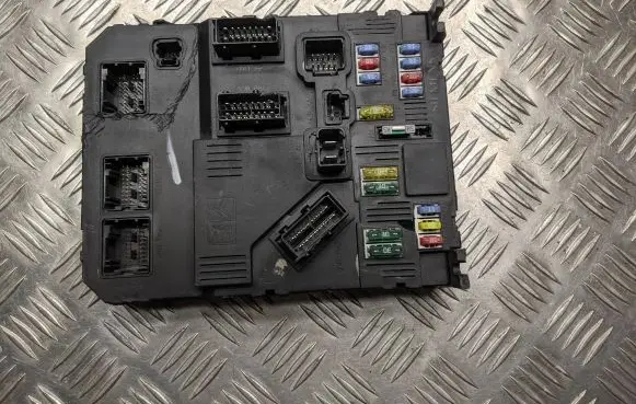 Peugeot 307 Comfort/convenience module 9655708380 S120104700M BSIS0200