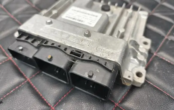 Ford Focus Engine control unit/module 28324807 BV6112A650AGD 97RI010012