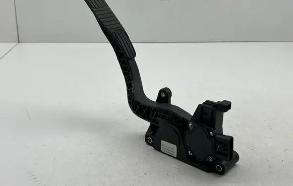 Accelerator throttle pedal